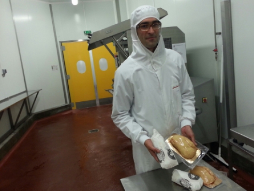 Guillaume Espinet présente le foie gras qui sera livré à la Maison Masse (photo Benjamin Fontaine - Radio France) Guillaume Espinet présente le foie gras qui sera livré à la Maison Masse (photo Benjamin Fontaine - Radio France)